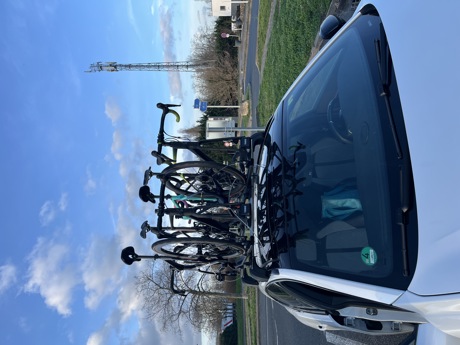 Geparkeerde auto met fietsen op het dak